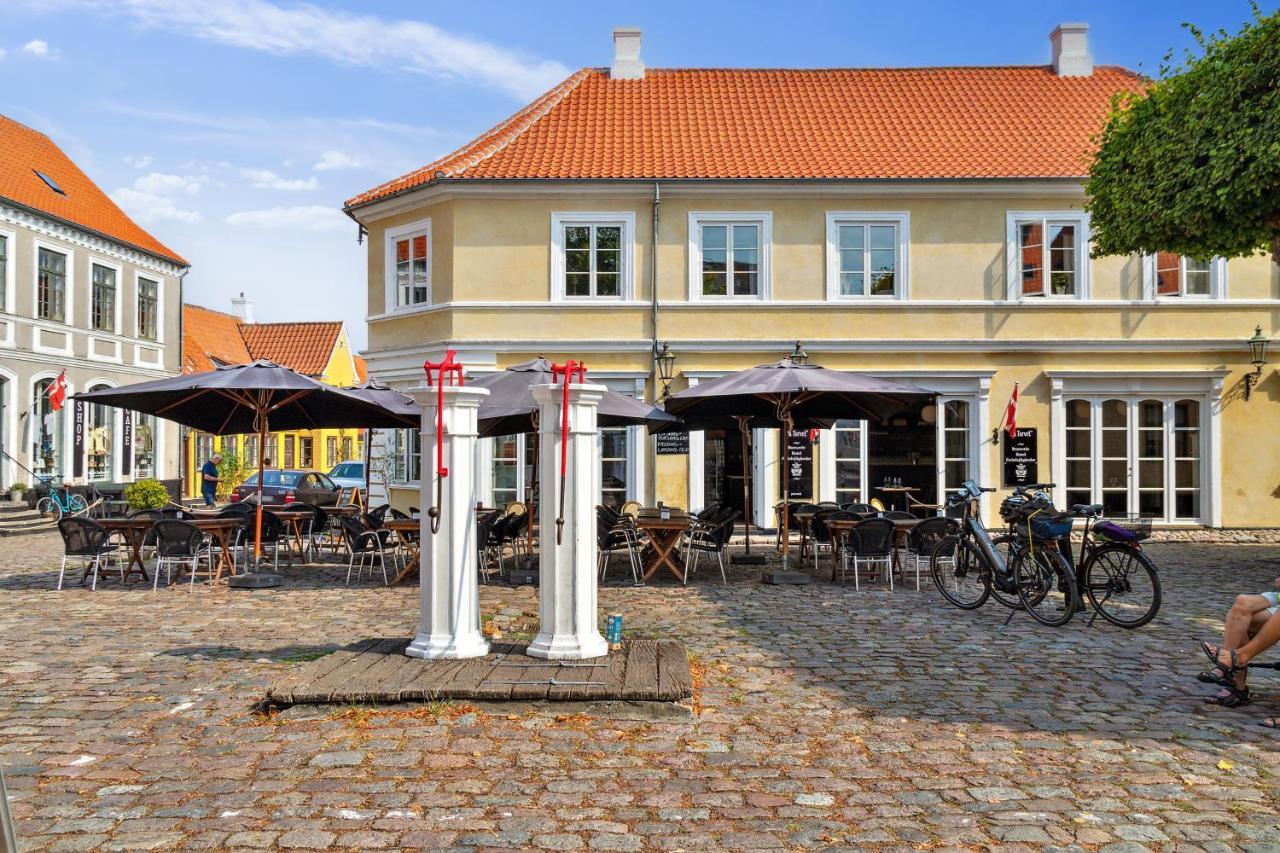 Hotel Pa Torvet Ærøskøbing Buitenkant foto